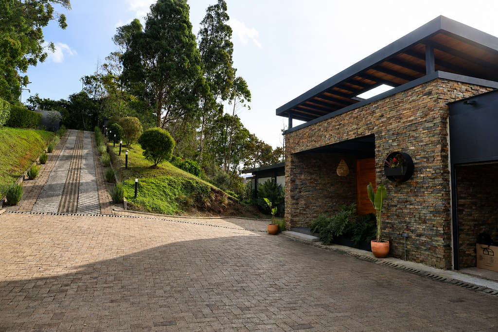 Private entrance and gated arrival to the residence